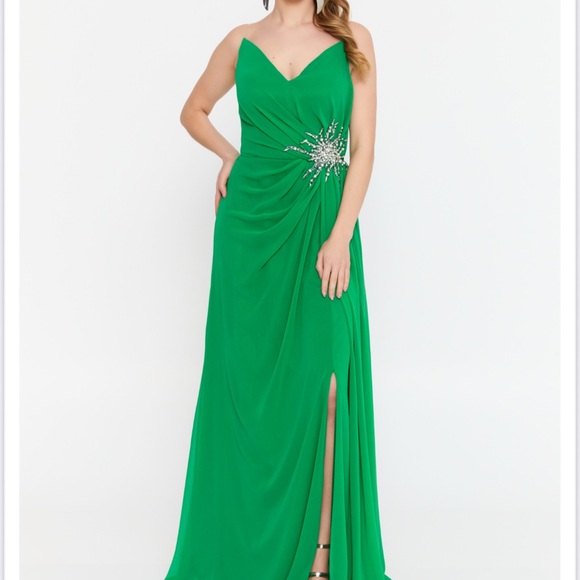 Dresses & Skirts - Elegant Green Evening Gown